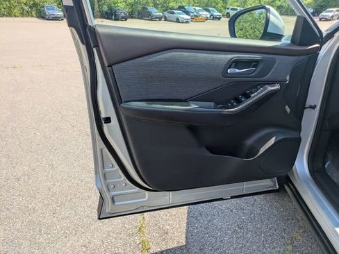 Used 2023 Nissan Rogue SV image 16