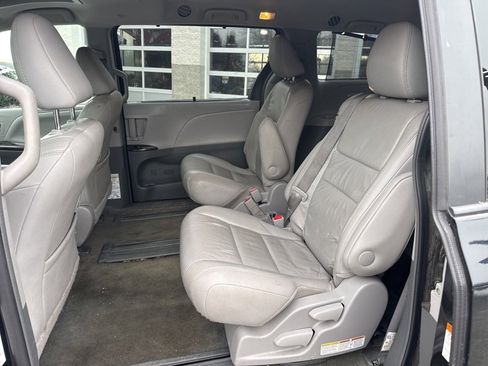 Used 2017 Toyota Sienna XLE image 19