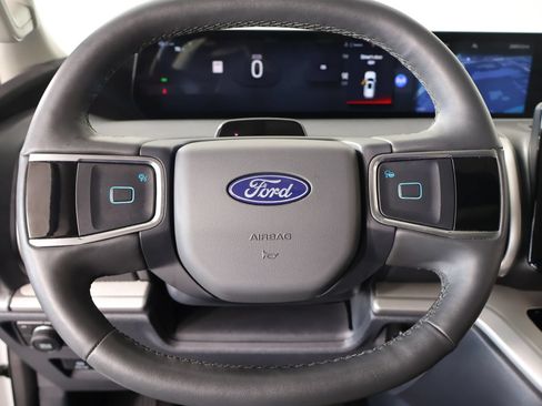 Used 2025 Ford Expedition Active AWD/4WD image 3