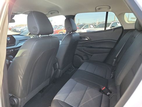 Used 2025 Chevrolet Trax LT w/ LT Convenience Package image 9