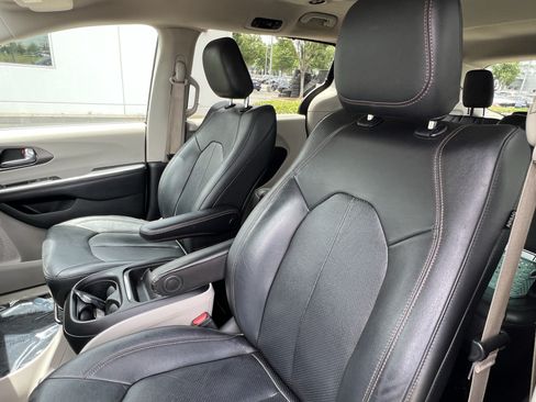 Used 2020 Chrysler Pacifica Touring-L w/ Advanced Safetytec Group FWD image 16