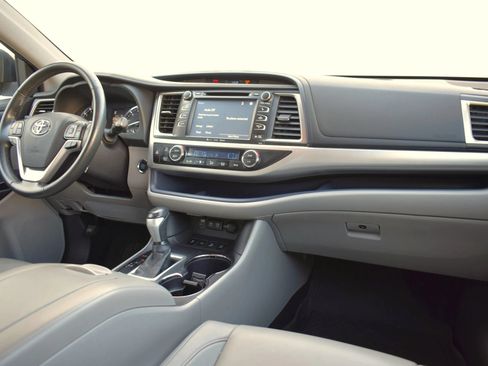Used 2018 Toyota Highlander XLE AWD/4WD image 53
