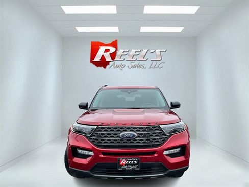 Used 2023 Ford Explorer XLT w/ Equipment Group 202A AWD/4WD image 3