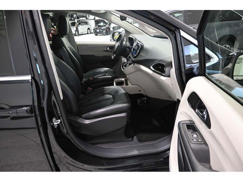 Used 2022 Chrysler Pacifica Touring-L FWD image 15