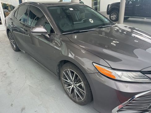 Used 2021 Toyota Camry XLE image 3