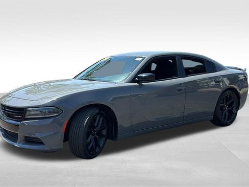 Used 2019 Dodge Charger SXT w/ Blacktop Package RWD image 3