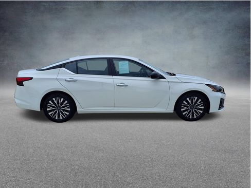 Used 2025 Nissan Altima 2.5 SV FWD image 9