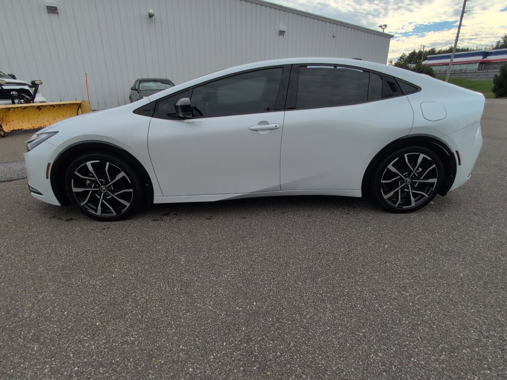 Used 2025 Toyota Prius Plug-In Hybrid w/ Limited Premium Package FWD image 3