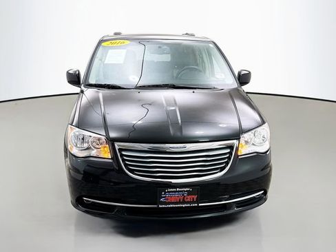 Used 2016 Chrysler Town & Country Touring w/ Driver Convenience Group image 2