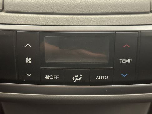 Used 2019 Toyota Highlander XLE AWD/4WD image 19