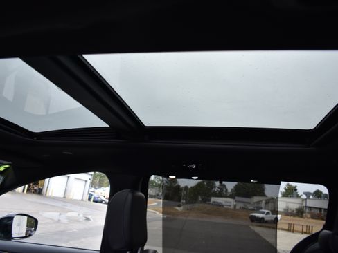 Used 2025 Chrysler Pacifica Limited image 27