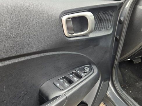 Used 2025 Hyundai Venue SEL FWD image 14