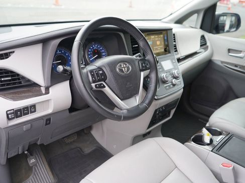 Used 2015 Toyota Sienna XLE image 8