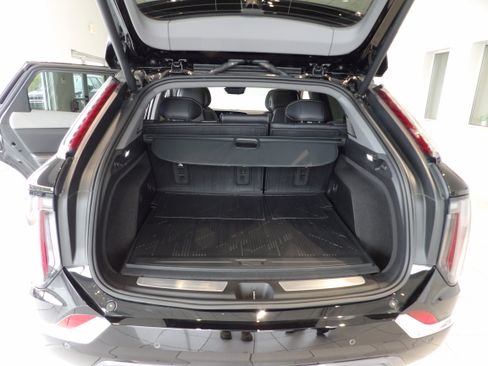 Used 2025 Cadillac Optiq Luxury 2 w/ LPO, Floor Liner Package AWD/4WD image 21