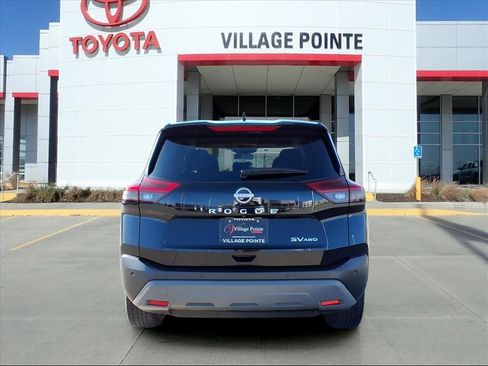 Used 2023 Nissan Rogue SV image 4