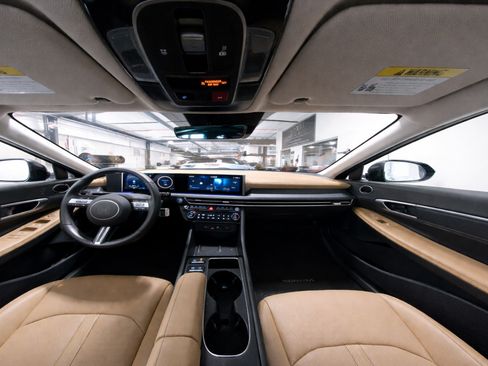 Certified 2025 Hyundai Sonata Limited FWD image 9