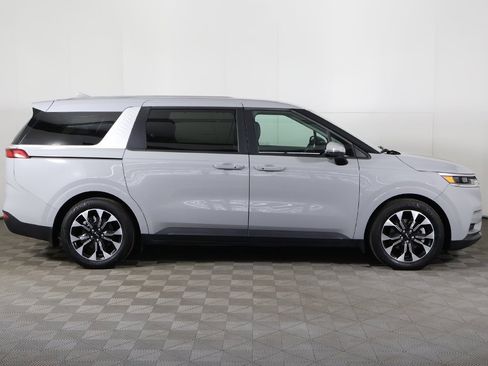 Used 2024 Kia Carnival EX image 19