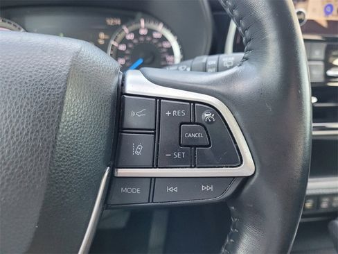 Used 2024 Toyota Highlander XLE image 32