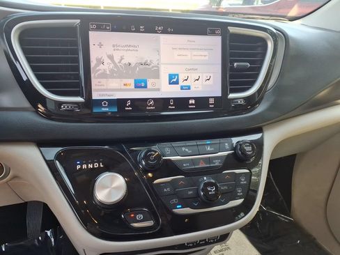 Used 2021 Chrysler Pacifica Touring-L FWD image 9