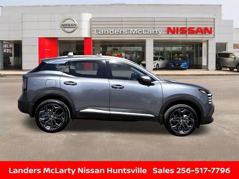 Used 2025 Nissan Kicks SR w/ Illumination Package image 2
