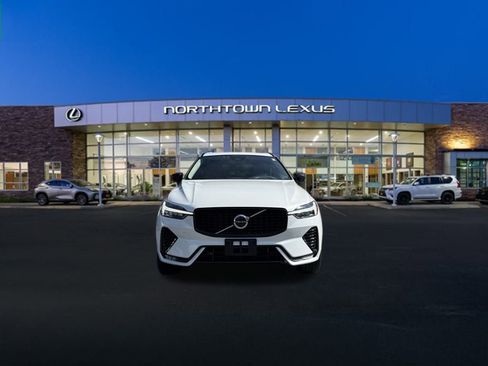 Used 2023 Volvo XC60 B5 Plus image 19