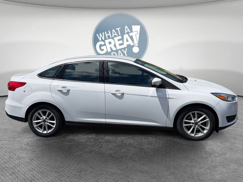 Used 2018 Ford Focus SE w/ Cold Weather Package FWD image 2