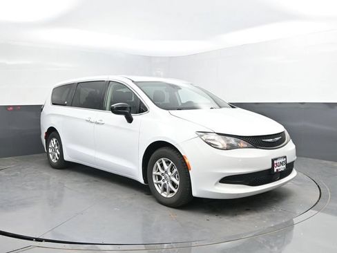 Used 2024 Chrysler Voyager LX FWD image 4