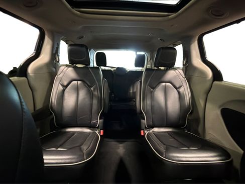 Used 2023 Chrysler Pacifica Limited FWD image 48