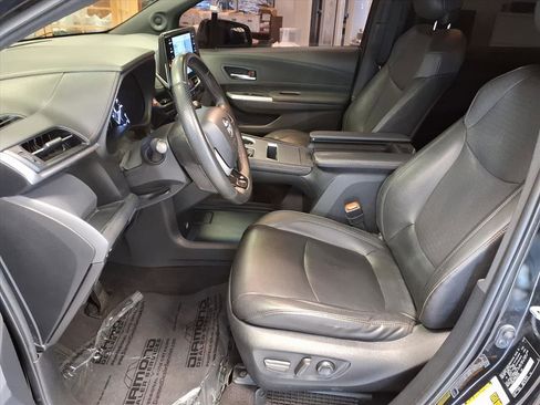 Used 2022 Toyota Sienna XLE Woodland Edition image 18