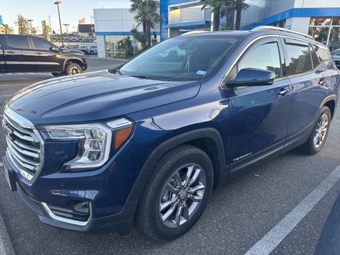 Used 2022 GMC Terrain SLT w/ Infotainment Package II FWD image 2