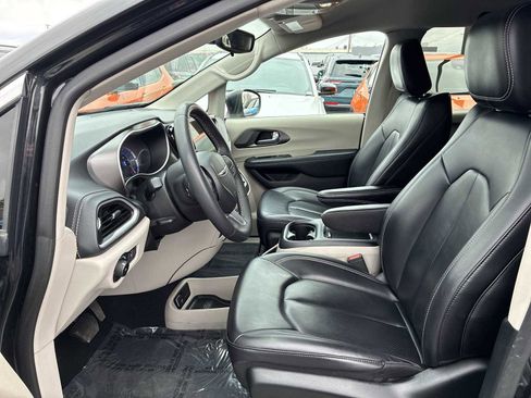 Certified 2023 Chrysler Pacifica Touring-L image 13