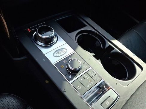 Used 2018 Land Rover Discovery SE image 16