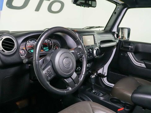 Used 2017 Jeep Wrangler Unlimited Sahara w/ Connectivity Group AWD/4WD image 18