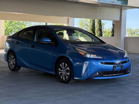 Used 2021 Toyota Prius LE image 3