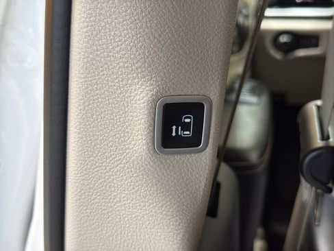 Used 2024 Chrysler Pacifica Touring-L image 14