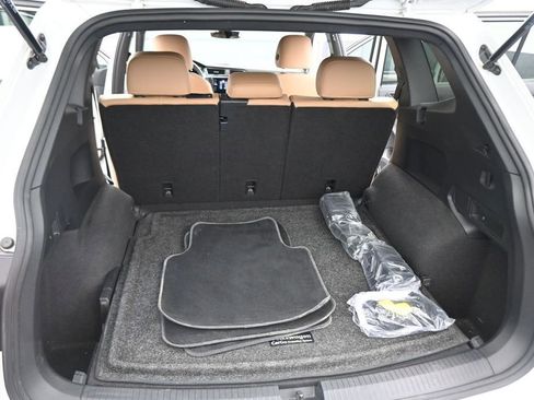 Used 2023 Volkswagen Tiguan SE AWD/4WD image 42