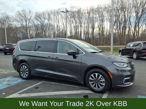 Used 2023 Chrysler Pacifica Touring-L image 4