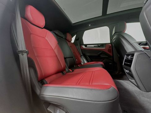 Certified 2025 Porsche Cayenne image 28