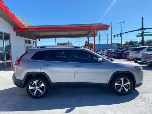Used 2019 Jeep Cherokee Limited FWD image 5