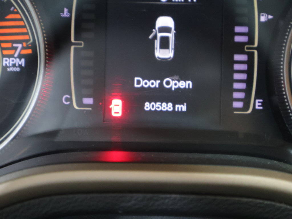 Used 2018 Jeep Cherokee Latitude w/ Cold Weather Group FWD image 36
