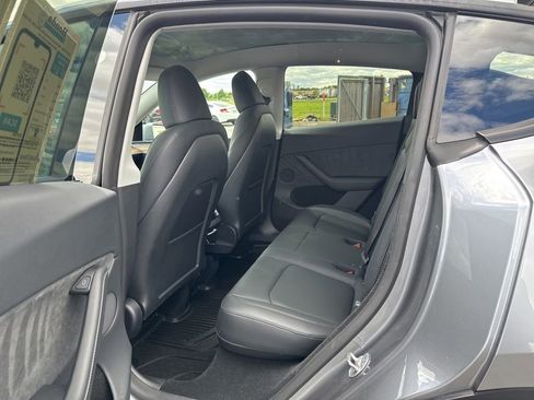 Used 2025 Tesla Model Y Long Range RWD image 27