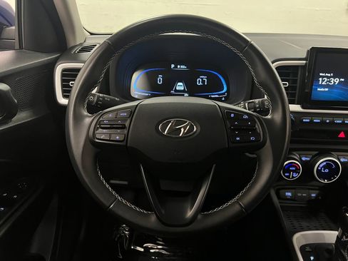 Used 2025 Hyundai Venue Limited FWD image 16