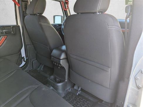 Used 2015 Jeep Wrangler Unlimited Sahara w/ Connectivity Group AWD/4WD image 22