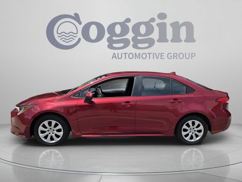 Used 2025 Toyota Corolla LE FWD image 2