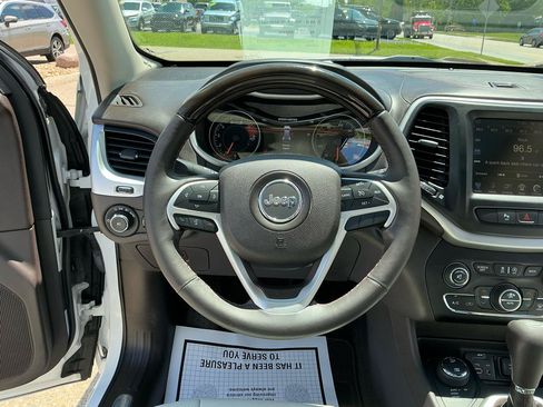 Used 2016 Jeep Cherokee Overland AWD/4WD image 13