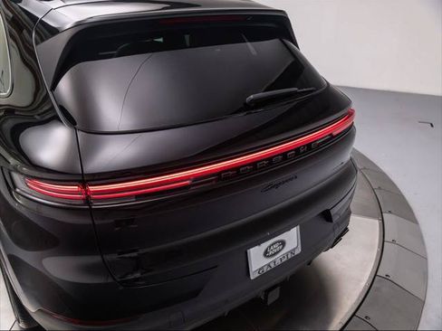 Used 2024 Porsche Cayenne AWD/4WD image 36