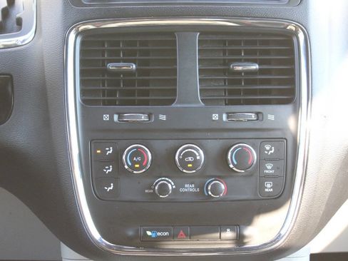 Used 2018 Dodge Grand Caravan SXT image 21