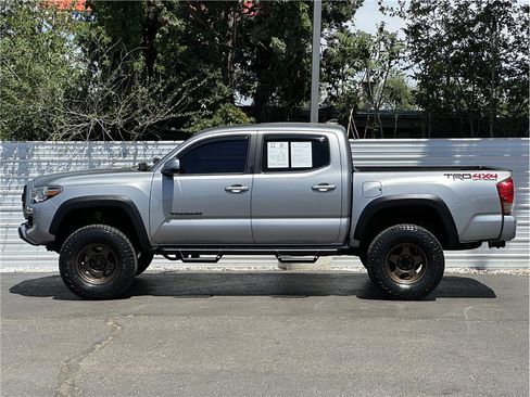 Used 2017 Toyota Tacoma TRD Off-Road AWD/4WD image 13
