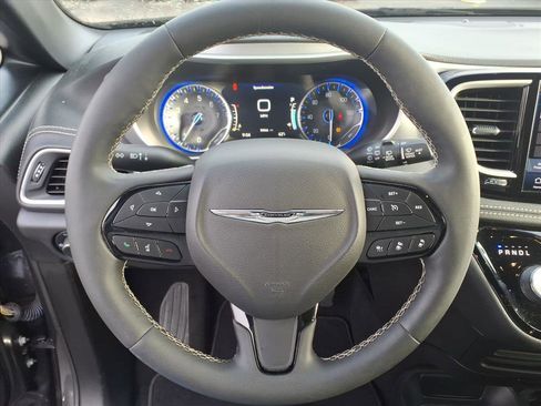 Used 2022 Chrysler Pacifica Touring-L w/ S Appearance Package image 10