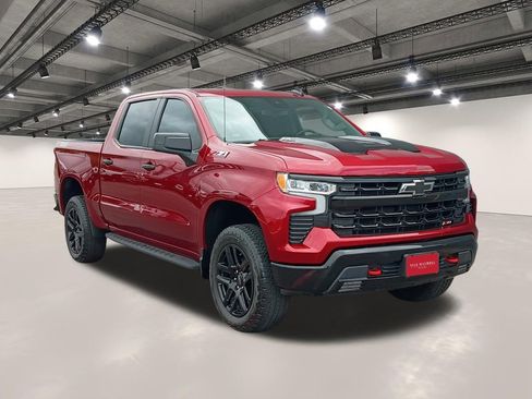 Used 2025 Chevrolet Silverado 1500 LT Trail Boss w/ Convenience Package II AWD/4WD image 2